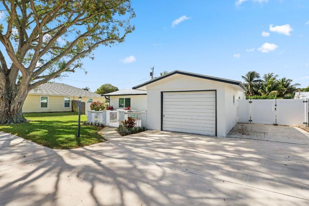 Photo of 1510 Kingsley Road, Jupiter, FL 33469 (MLS # R11157977)