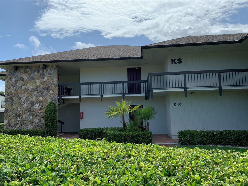 THIS CHARMING PET FRIENDLY MOVE-IN READYGOLF VILLA WITH A GORGEOUS VIEW OF THE GOLF COURSE AND SUNSETS OFFERS A FULL KITCHEN WITH GRANITE COUNTERTOPS, CROWN MOLDING, A WASHER /DRYER IN UNIT AND A SPACIOUS MASTER BEDROOM. LIVE IN A COUNTRY CLUB WITHOUT MEMBERSHIP DUES. MEMBERSHIP AVAILABLE. A MUST SEE!