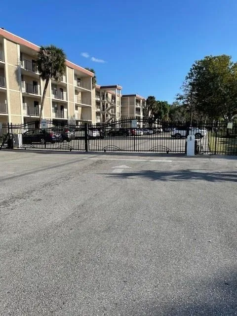 2649 NW 48th Ter Unit 340, Lauderdale Lakes, FL MLS: F10493944