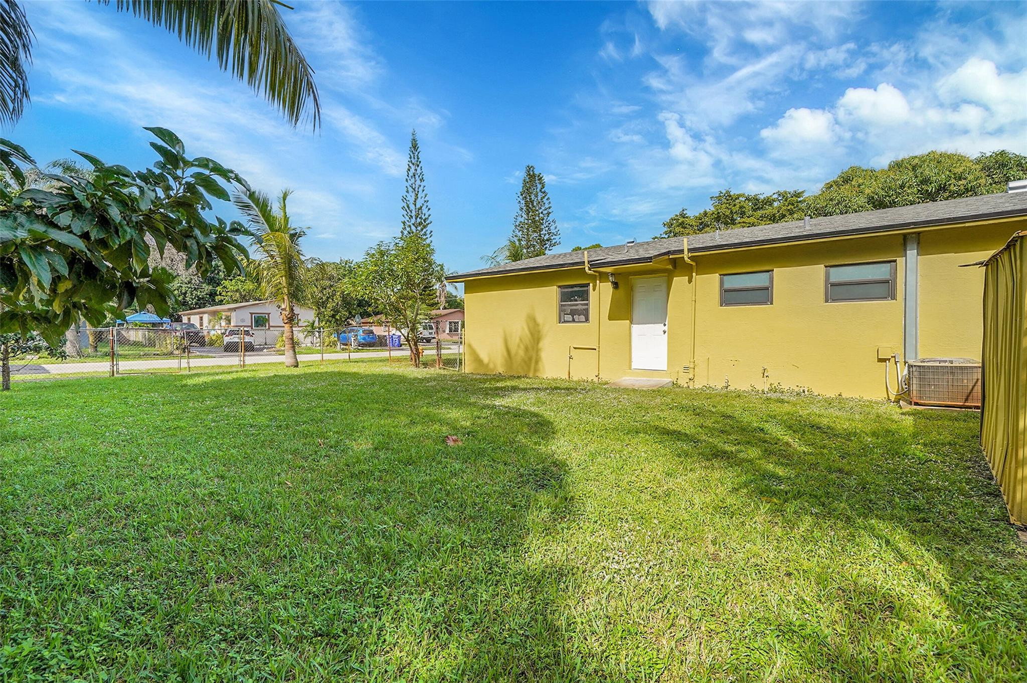 ROYAL PALMS PARK - Residential