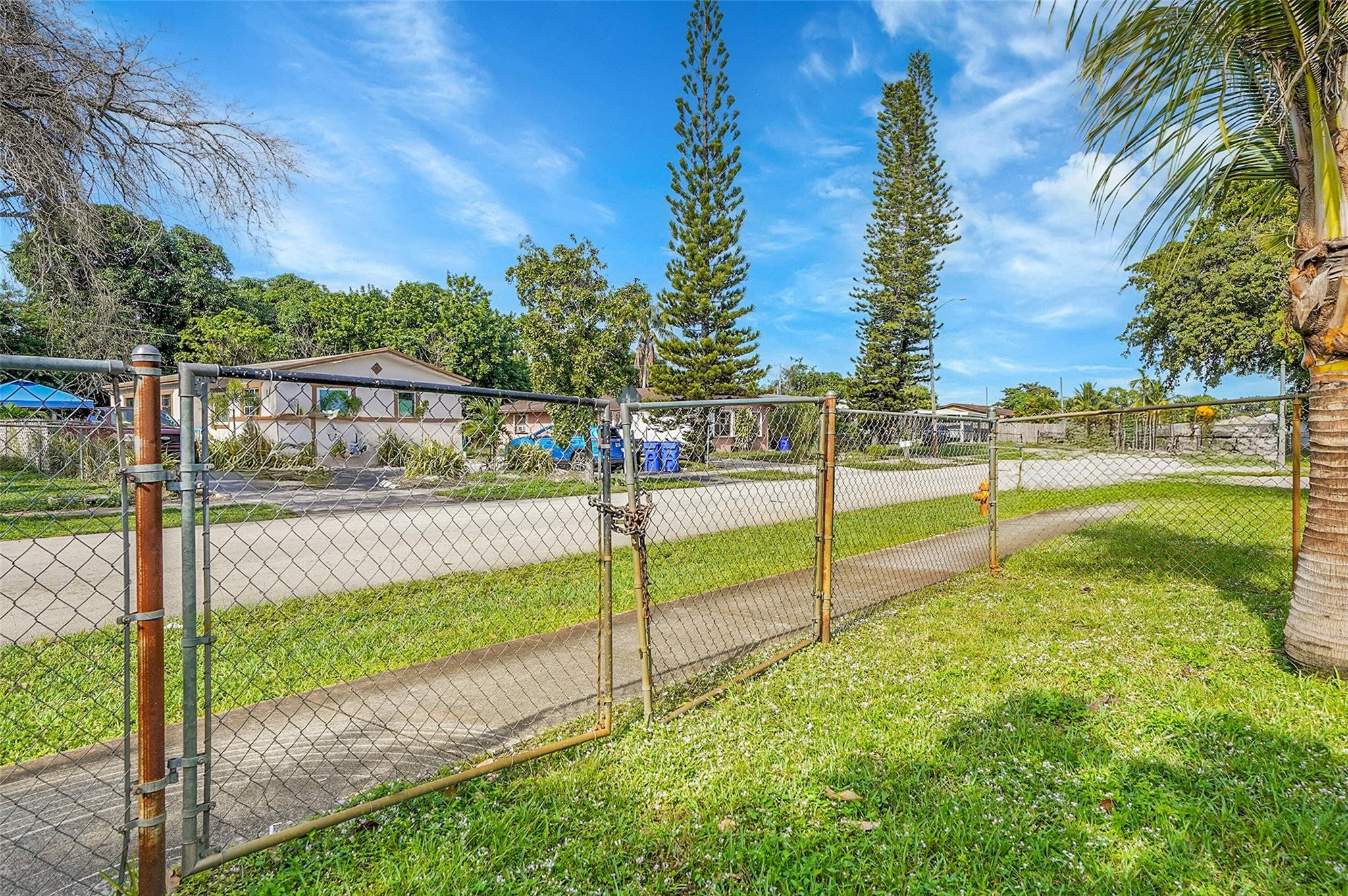 ROYAL PALMS PARK - Residential
