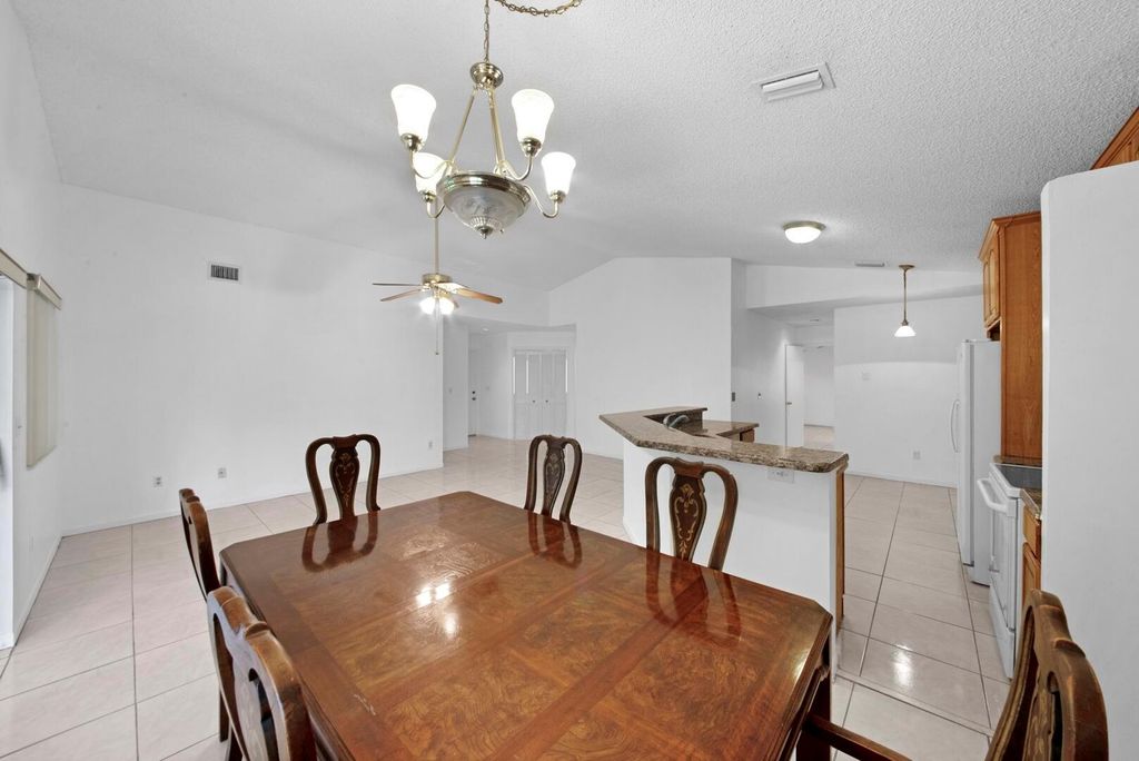 Photo of 25 Hawthorne Lane, Boynton Beach, FL 33426 (MLS # R10968301)