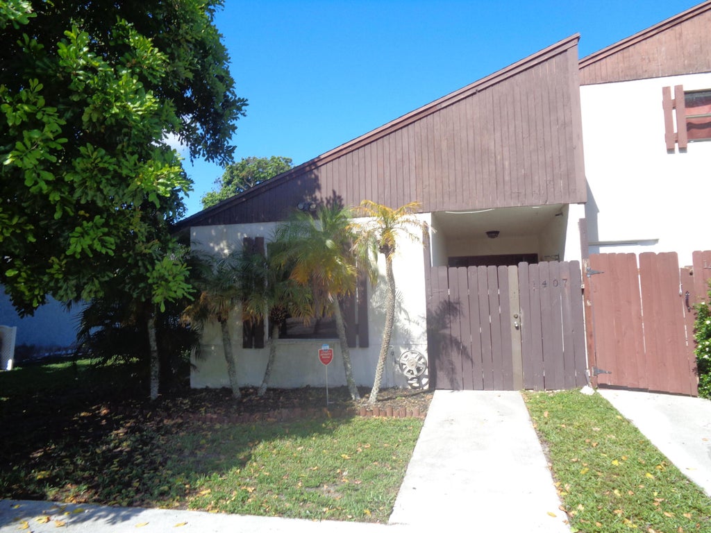 Photo of 1407 WHITE PINE Drive, Wellington, FL 33414 (MLS # B26083143)