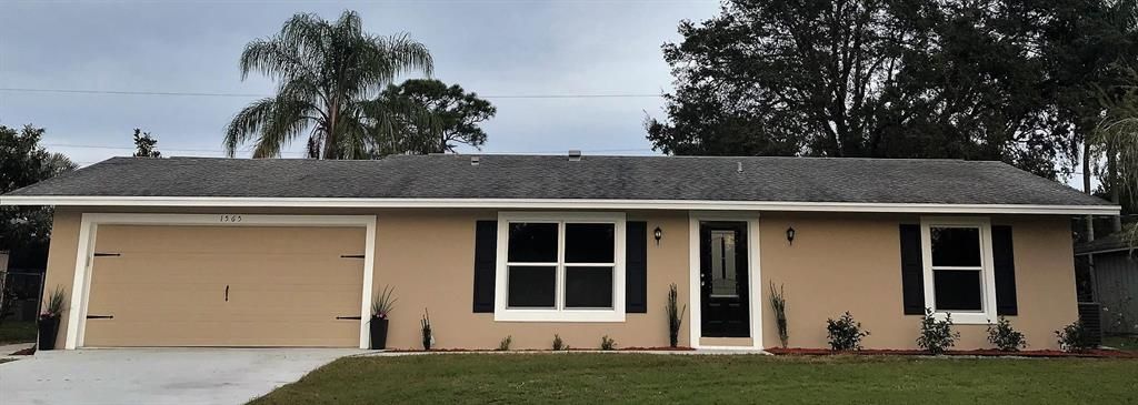 Photo of 1565 SE Cambridge Drive Dr, Port St Lucie, FL 34952 (MLS # R10684605)