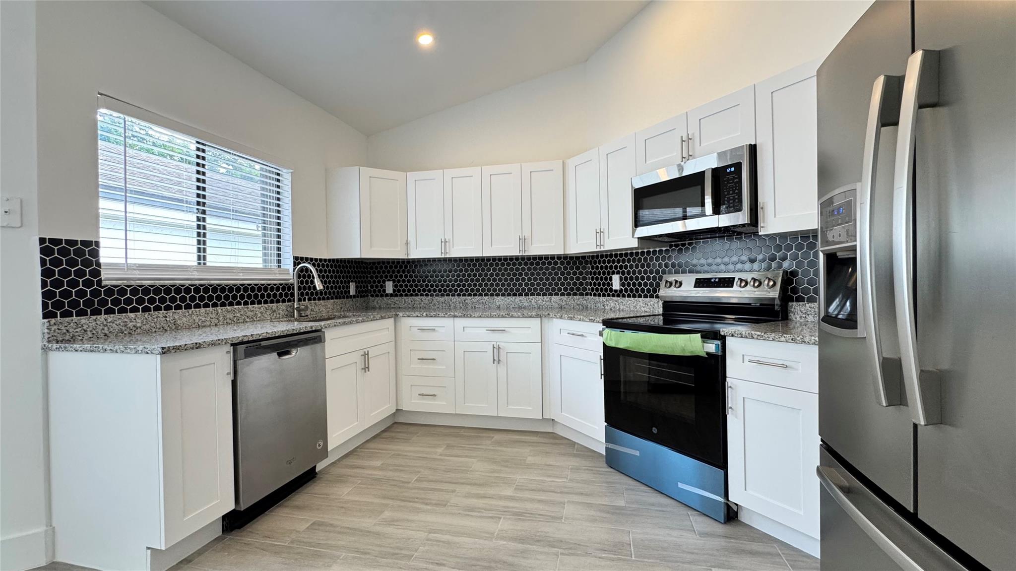 LAKEVIEW HOMES - Residential Lease