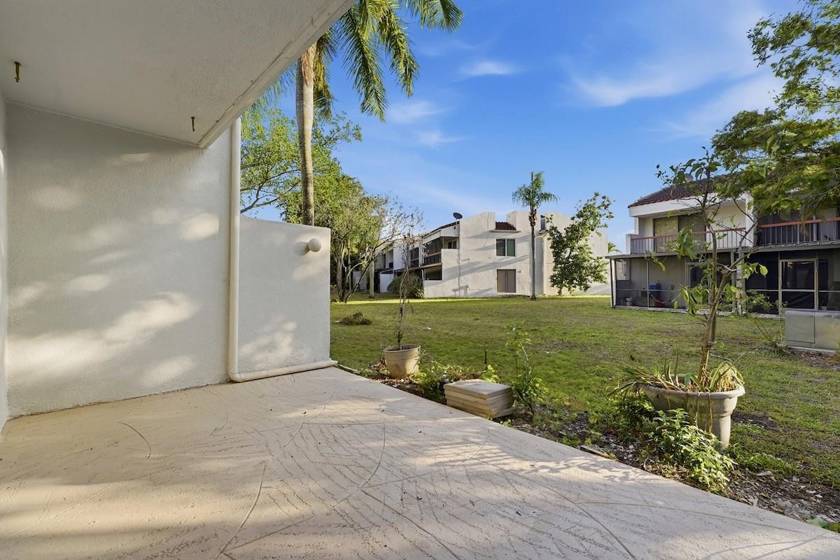 Courts of Inverrary - Residential