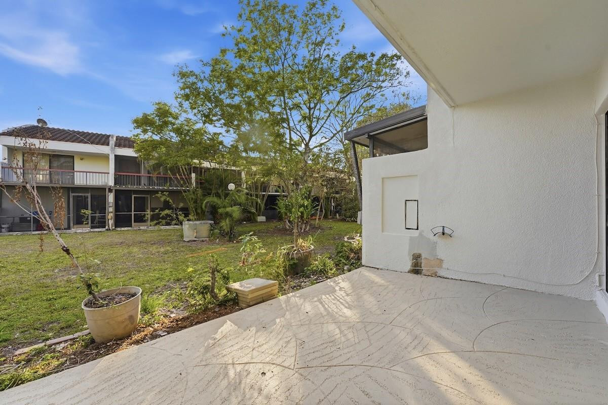 Courts of Inverrary - Residential