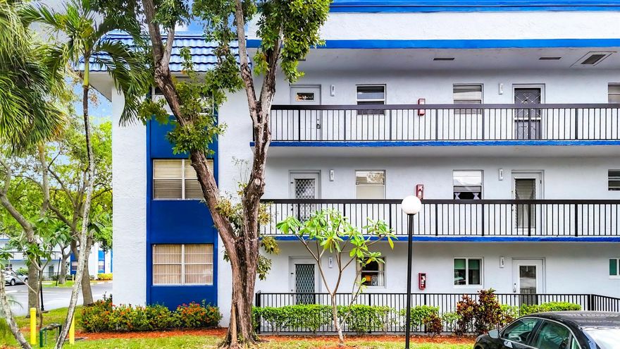 :WOW!! THIRD FLOOR UNIT IN THE RESORT STYLE COMMUNITY OF HOLIDAY SPRINGS! ENJOY THE LARGE RESORT STYLE POOL AND POOL DECK WITH TIKI HUTS, MUSIC AND OTHER GREAT AMENETIES INCLUDING GYM, TENNIS, PICKLEBALL, MANY ACTIVITIES AND LARGE AUDITORIUM. THE UNIT IS ONE OF THE CLEANEST YOU WILL WALK INTO. THE LARGE SCREENED IN BALCONY PROVIDES A GREAT SPOT FOR MORNING COFFE OR AFTERNOON BEVERAGES.THE ASSOCIATION REPRESENTS ITSELF AS AN HOPA COMMUNITY (55+) NEW CARPET AND READY TO MOVE IN AND SELLER WILL CLOSE FAST.