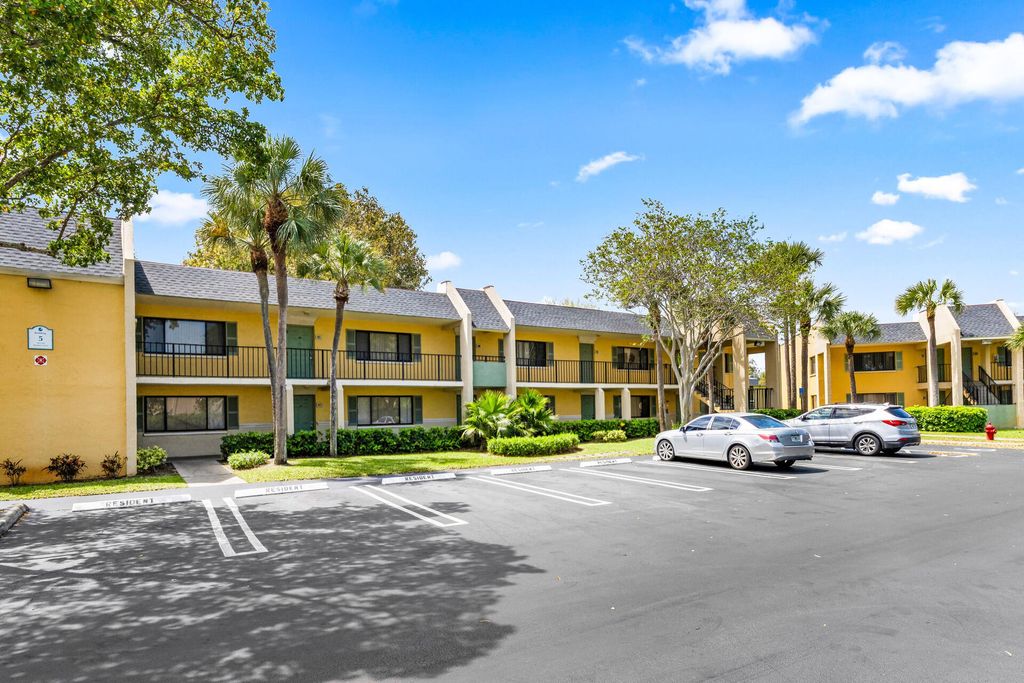 Photo of 507 Meadows Circle, Boynton Beach, FL 33436 (MLS # B26016155)