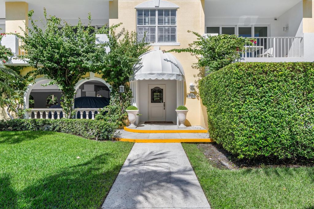 Photo of 127 Peruvian Avenue #302, Palm Beach, FL 33480 (MLS # R11133328)