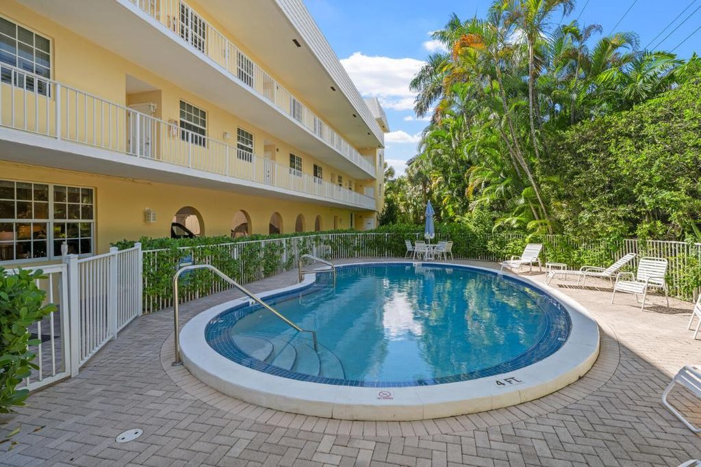 Photo of 127 Peruvian Avenue #302, Palm Beach, FL 33480 (MLS # R11133328)