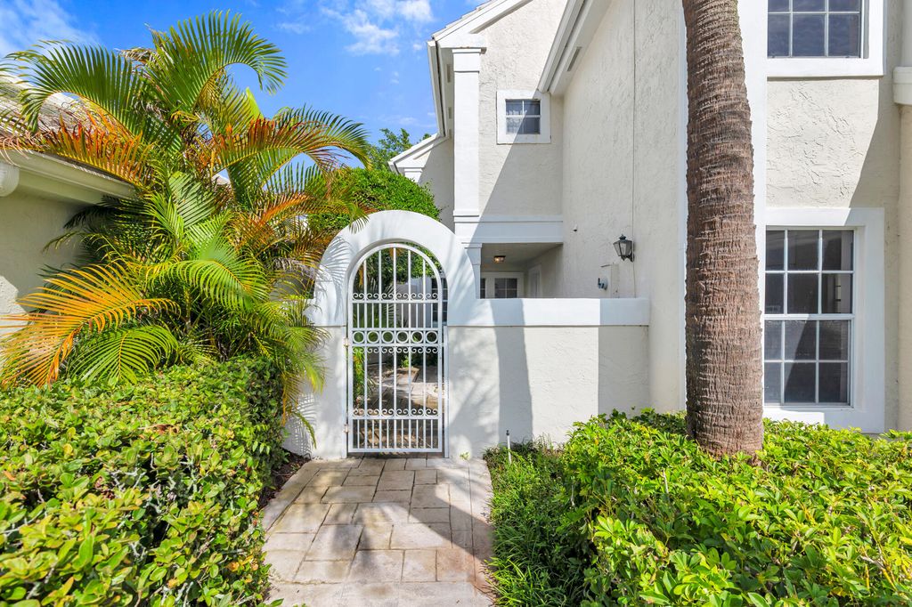 Photo of 22 Selby Lane, Palm Beach Gardens, FL 33418 (MLS # B26049682)