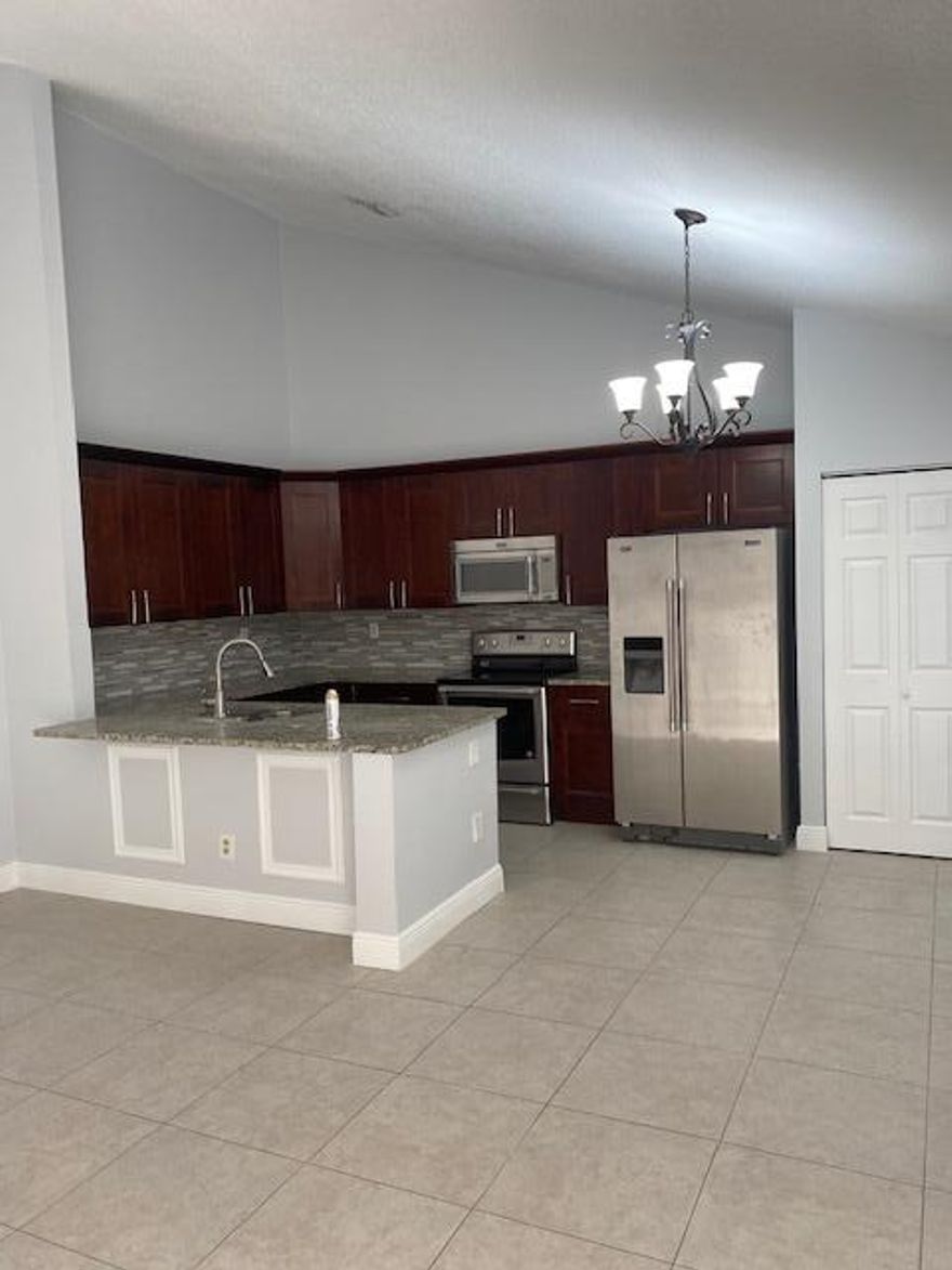 Updated beautiful villa in desirable summit pines community. Screened patio.