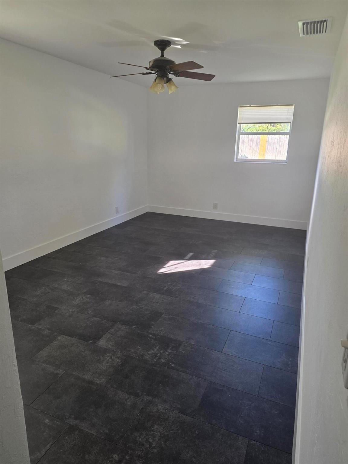 PARADISE PORT - Residential Lease