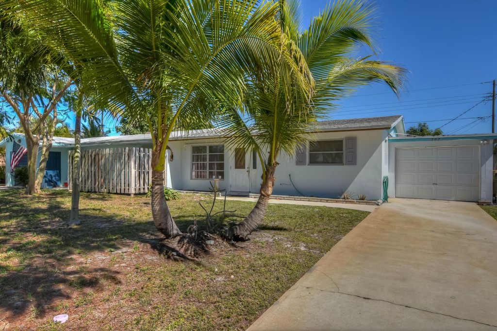 Photo of 507 SE Parkway Drive, Stuart, FL 34996 (MLS # R10780470)