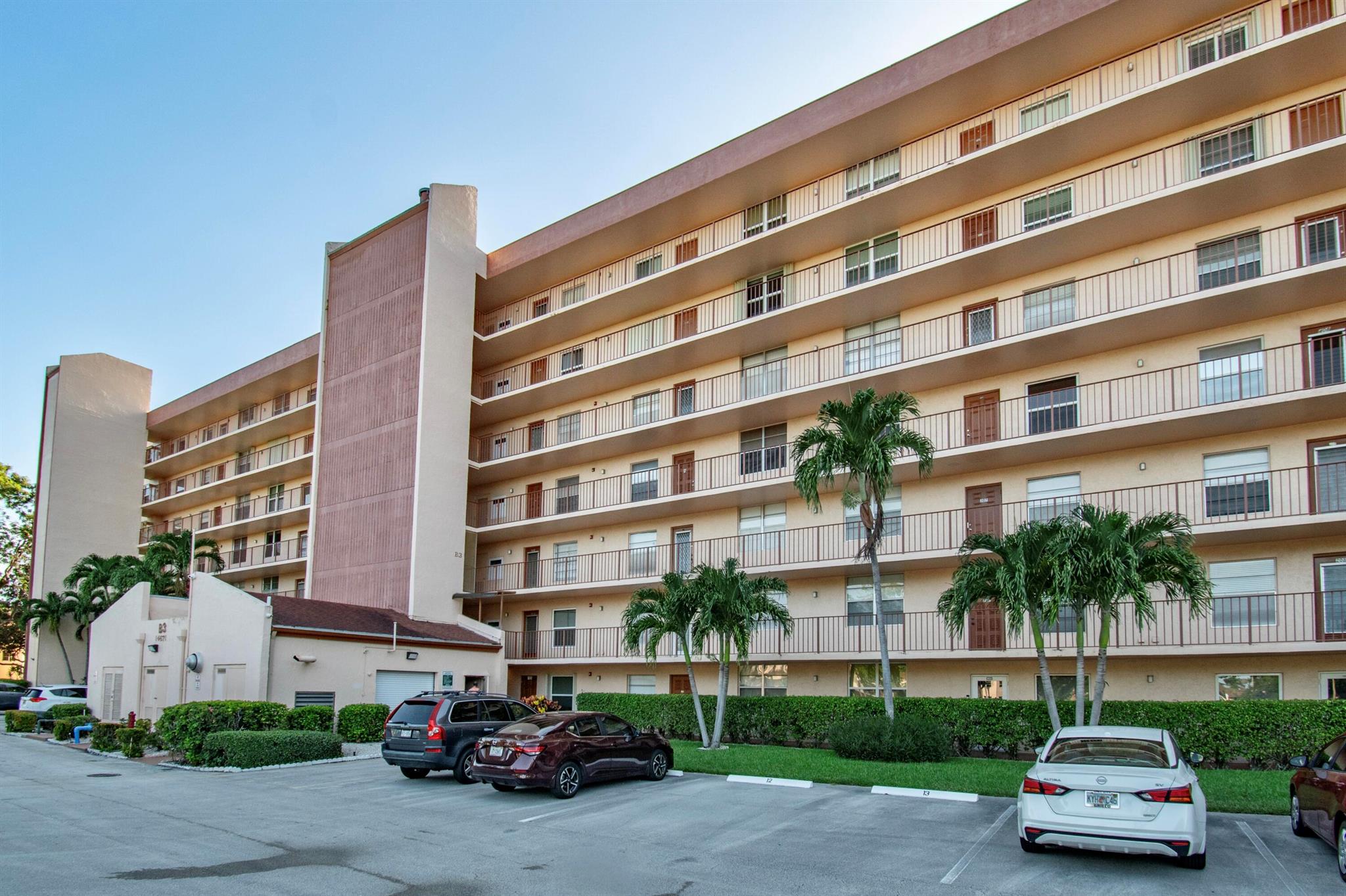 Active +55community, surrounding all stoppings. 2 Br 2 bath apartment ,lake view. Eazy to see