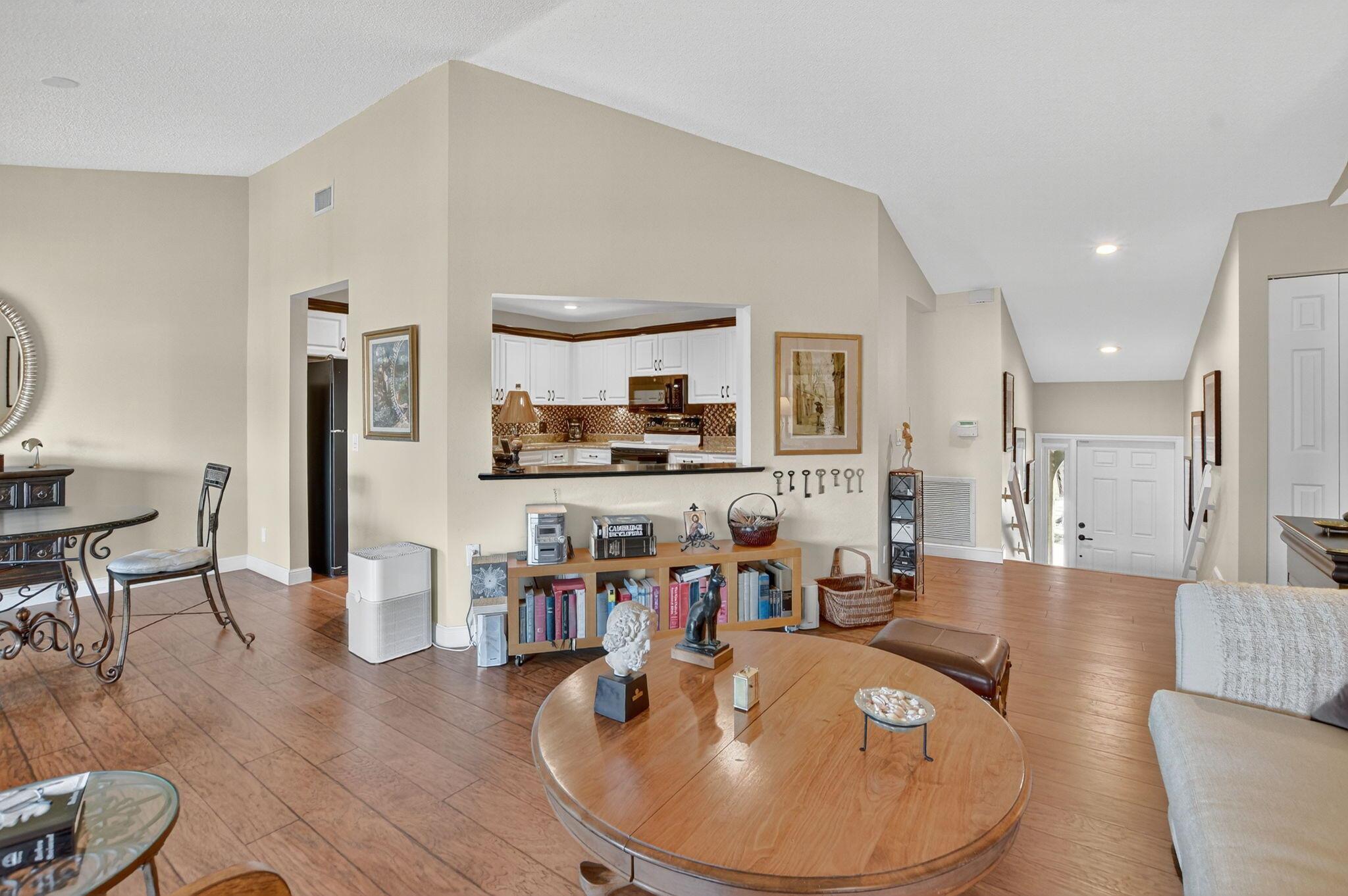 COACH HOUSES OF TOWN PLACE CONDO - Residential