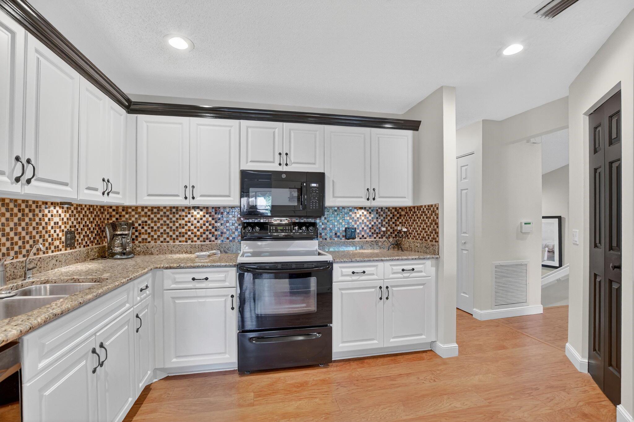 COACH HOUSES OF TOWN PLACE CONDO - Residential