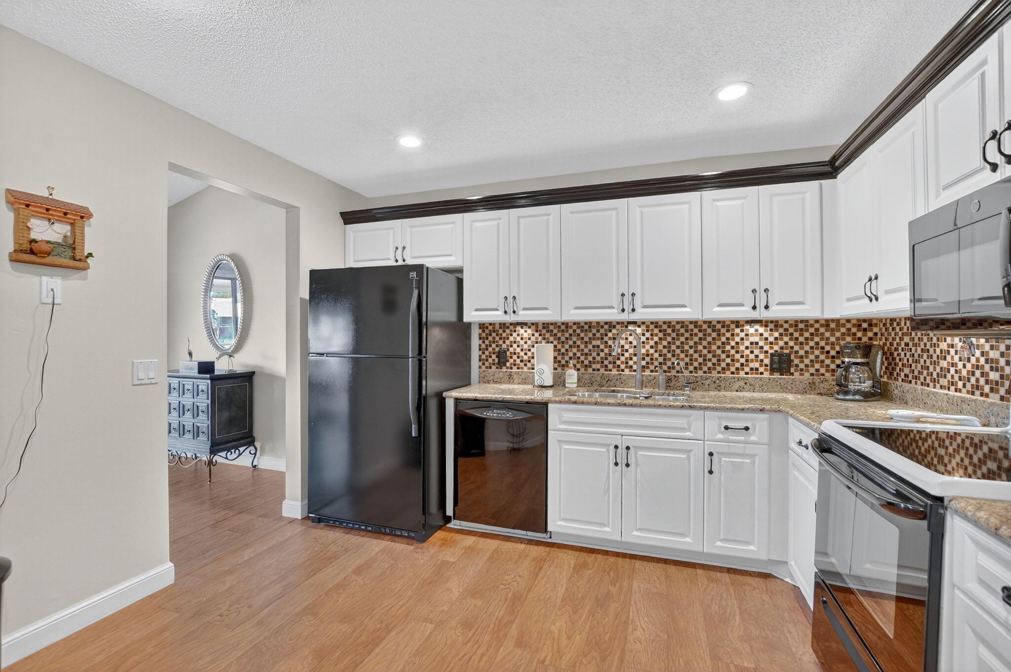 COACH HOUSES OF TOWN PLACE CONDO - Residential