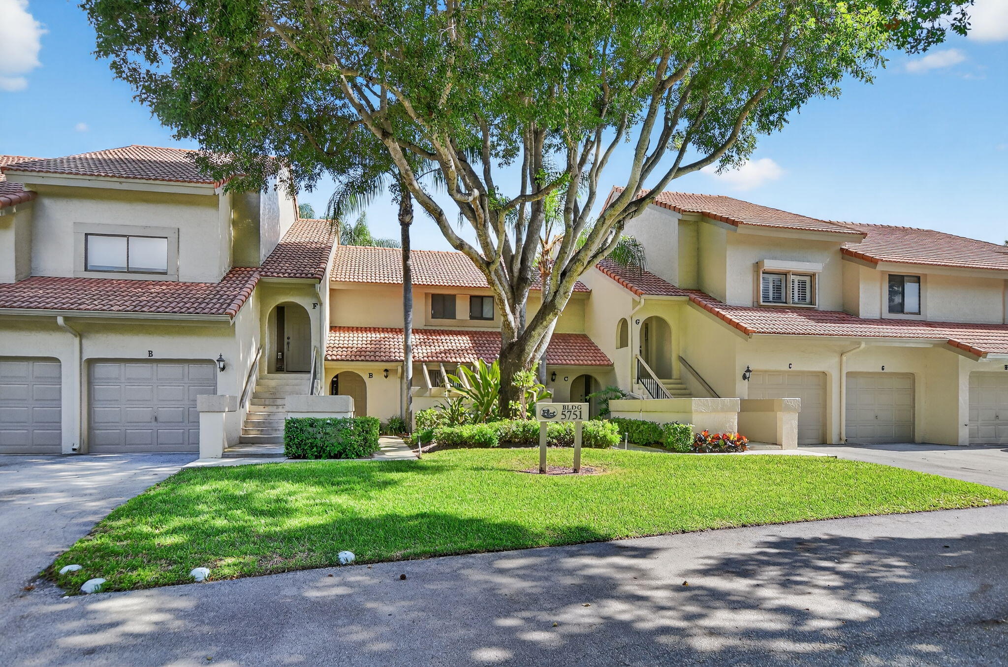 Welcome to this beautifully maintained and updated 2-bedroom, 2-bathroom unit in the heart of Boca Raton. Enjoy stunning lake views, soaring vaulted ceilings, and abundant natural light throughout. The updated kitchen and bathrooms feature beautiful finishes and thoughtful details. This home also includes a single-car garage for added convenience. Located in an all-age community with access to top-rated schools, this residence offers comfort, style, and a prime location close to shopping, dining, and major highways. Don't miss this exceptional opportunity!