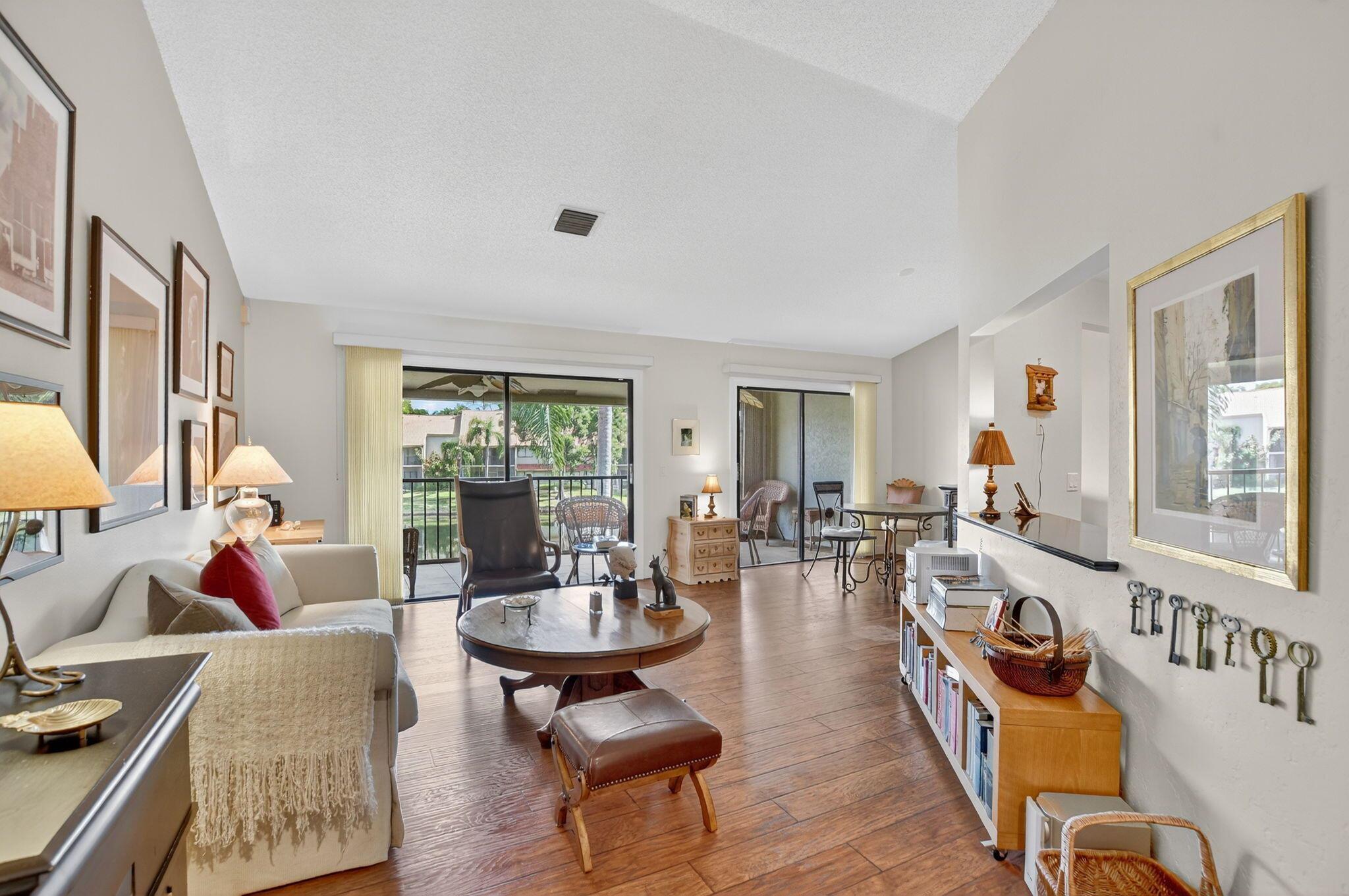 COACH HOUSES OF TOWN PLACE CONDO - Residential