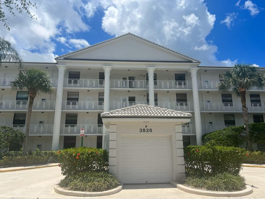 2/2 SECOND FLOOR CONDO. VERY SPACIOUS UNIT, IN A BEAUTIFUL, 24-HR GATED COMMUNITY, MINUTES FROM SHOPPING, RESTAURANTS, BEACHES, INTERSTATE AND AIRPORT. HOA INCLUDES BASIC CABLE AND WATER. WON'T LAST LONG! NEW AC.