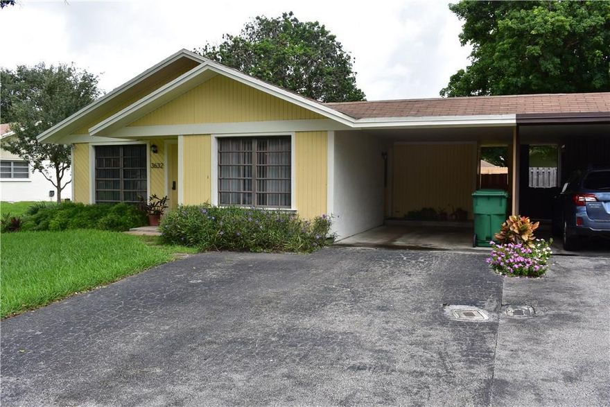 Lovely Isla Merita in good condition and priced to sell quickly!  Three bedroom, two bath, cozy and cute!Super location across the street from Bamford Sports complex and all A rated schools.  Easy access to all 595.