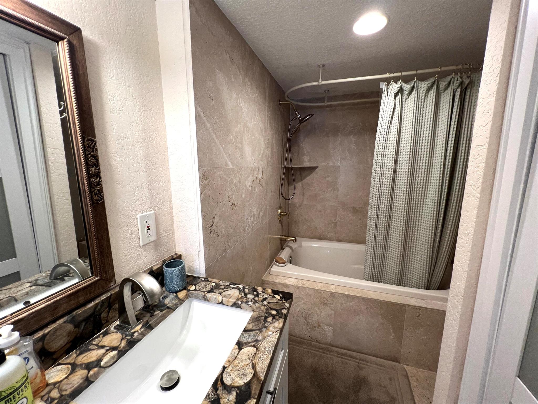 HORIZON EAST CONDO - Residential Lease