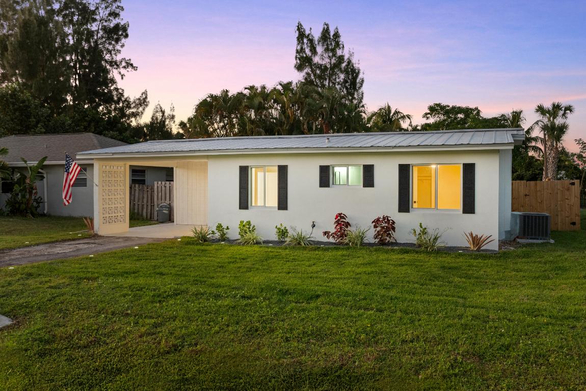 3023 SE Banyan Street