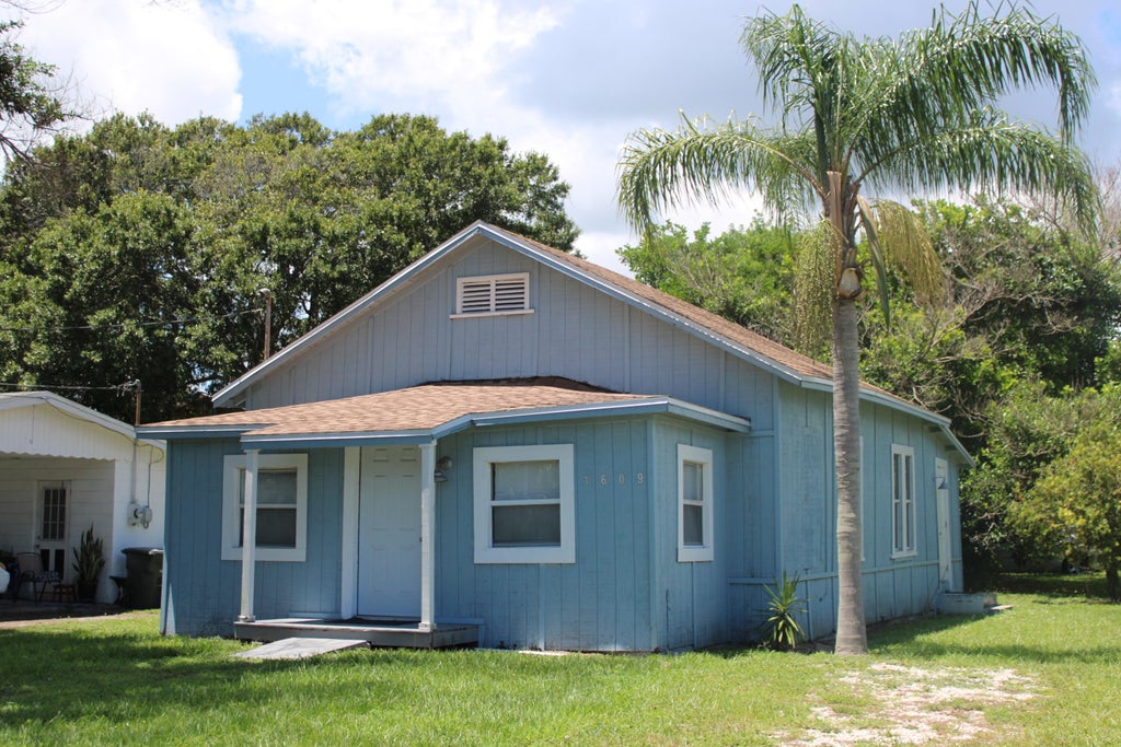 Photo of 1609 N 14th Street, Fort Pierce, FL 34950 (MLS # B26069422)