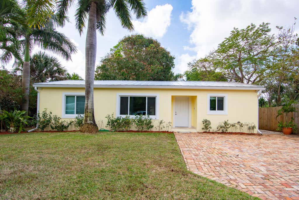 Photo of 364 ORANGE Way, West Palm Beach, FL 33405 (MLS # B26060019)