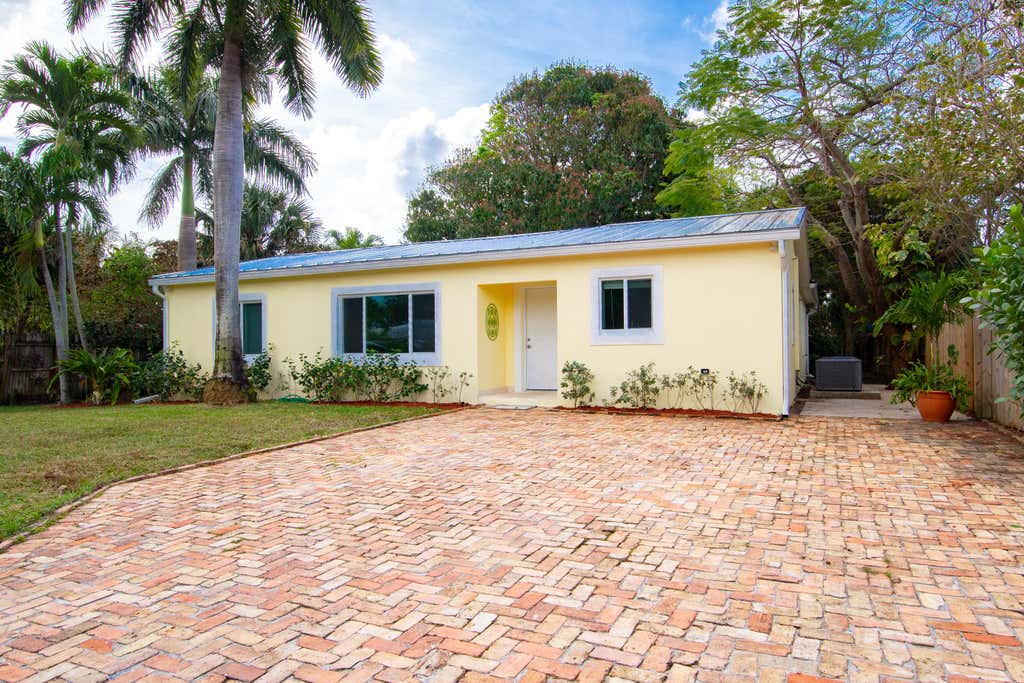 Photo of 364 ORANGE Way, West Palm Beach, FL 33405 (MLS # B26060019)