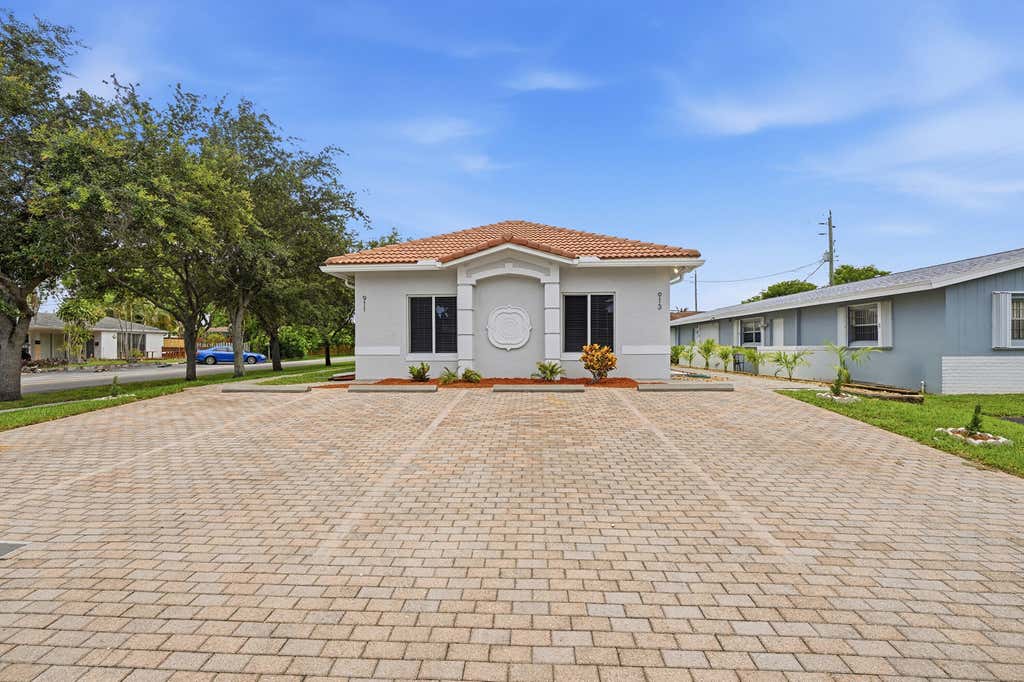 Photo of 913 NE 12th Avenue, Pompano Beach, FL 33060 (MLS # B26057726)
