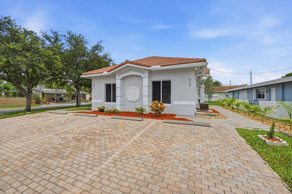 Photo of 913 NE 12th Avenue, Pompano Beach, FL 33060 (MLS # B26057726)