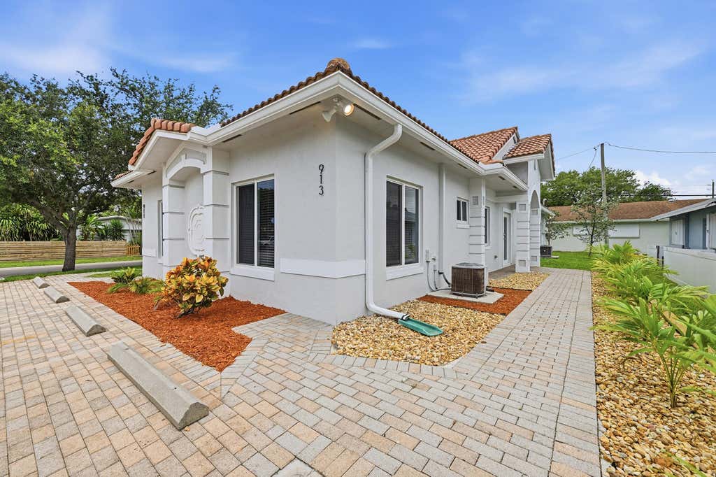 Photo of 913 NE 12th Avenue, Pompano Beach, FL 33060 (MLS # B26057726)