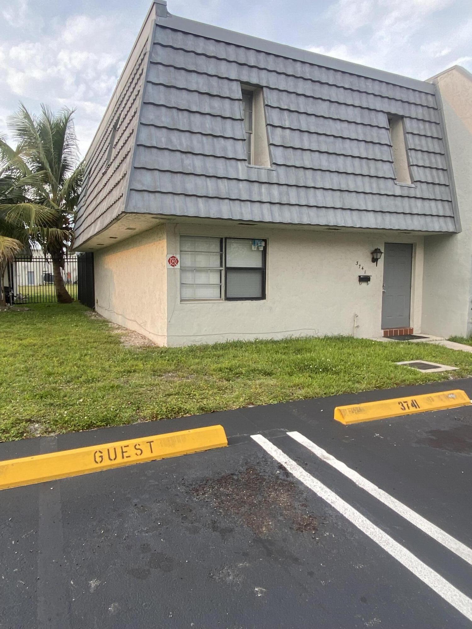 TOWN & COUNTRY CONDO PHASE I - Residential Lease