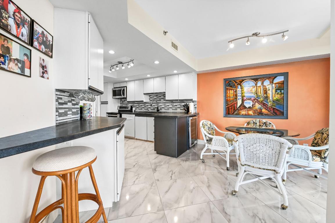 LANDS OF THE PRESIDENT/CONSULATE CONDO - Residential