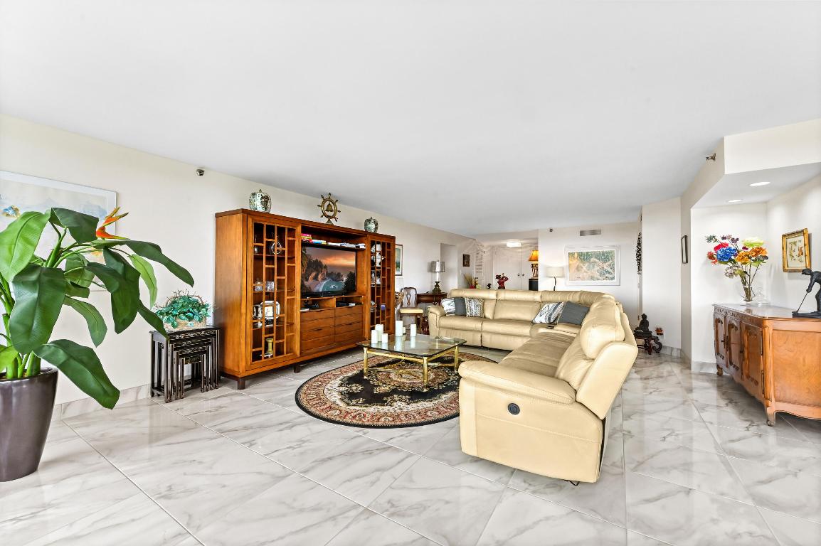 LANDS OF THE PRESIDENT/CONSULATE CONDO - Residential