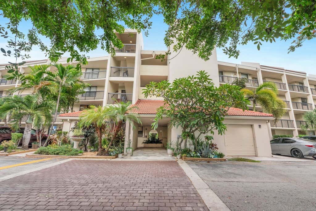 Photo of 116 LAKE EMERALD Drive #101, Oakland Park, FL 33309 (MLS # B26066985)