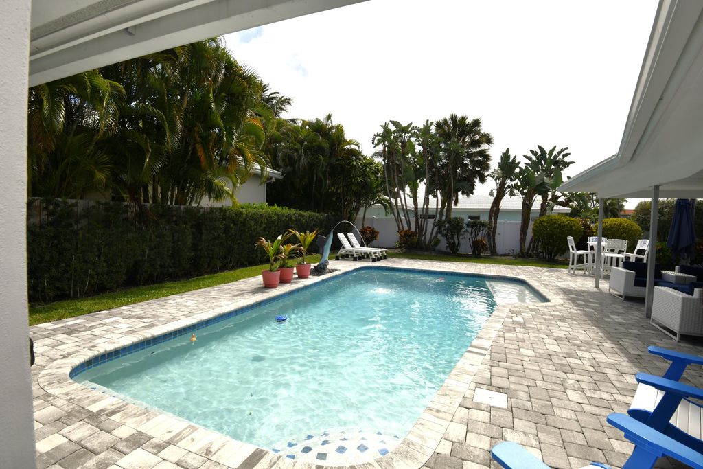 Photo of 336 Tacoma Lane, West Palm Beach, FL 33404 (MLS # B26006233)