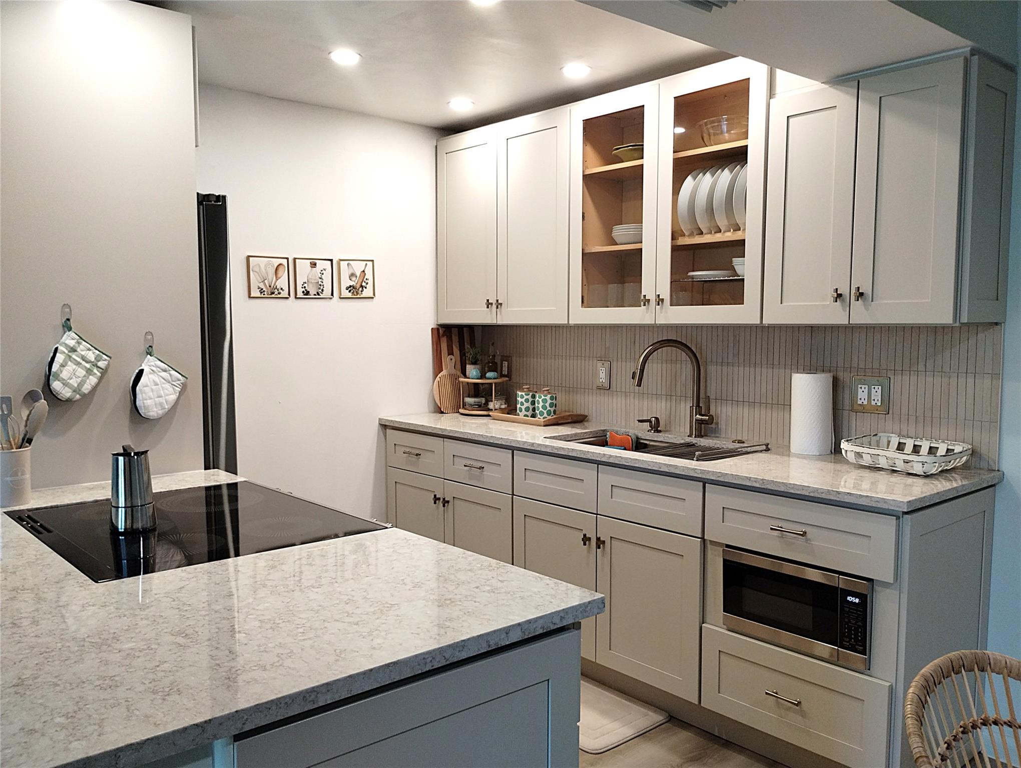 BE THE 1ST TO LIVE IN THIS GORGEOUS NEWLY RENOVATED 1BR/1.5BTH WITH WASHER/DRYER! ENJOY THE FABULOUS GOLF VIEW FROM THE ENCLOSED PATIO AS WELL AS THE EXTRA LIVING SPACE! WYNMOOR IS A GATED COMMUITY W/ 24 HR SECURITY, ACTIVE CLUBHOUSE W/ CLUBS & CLASSES GALORE! THE THEATRE OFFERS $2 MOVIES AND EXCELLENT WEEKLY SHOWS. OUR FITNESS CENTER HAS EVERYTING YOU NEED FOR YOUR WORKOUT. ENJOY SWIMMING IN HEATED POOLS, SAUNA, RESISTANCE POOL, GOLFING,PICKLEBALL,TENNIS,BILLIARDS, BOCCEBALL, DANCING, KAREOKE..YOU NAME IT WE HAVE IT! DON'T DRIVE? THE SHUTTLE BUS WILL TAKE YOU WHERE YOU NEED TO GO.
CLOSE TO SHOPPING AND GREAT EATERIES. COME ON DOWN AND JOIN THE FUN!