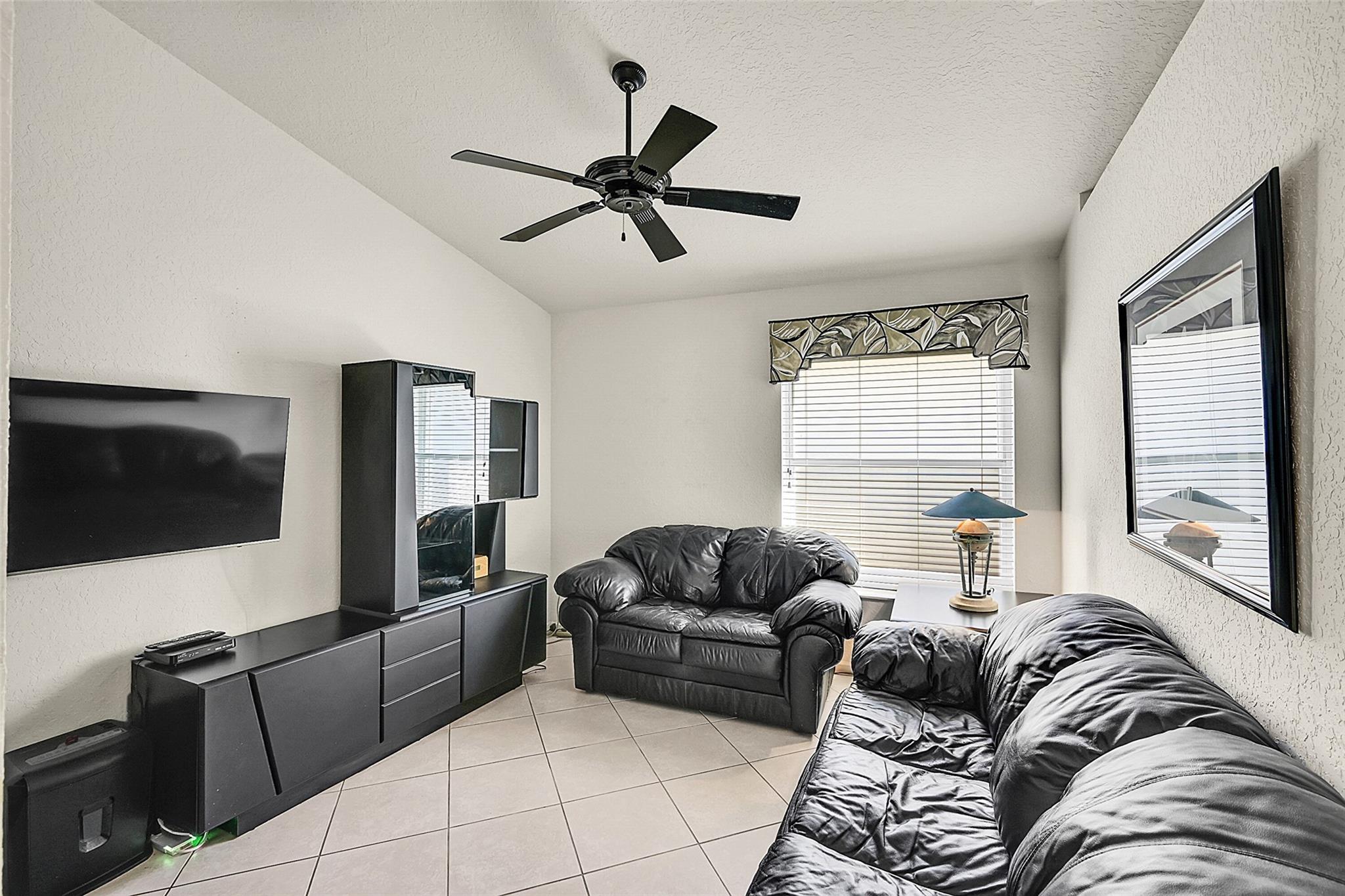 Valencia Isles 03 - Residential