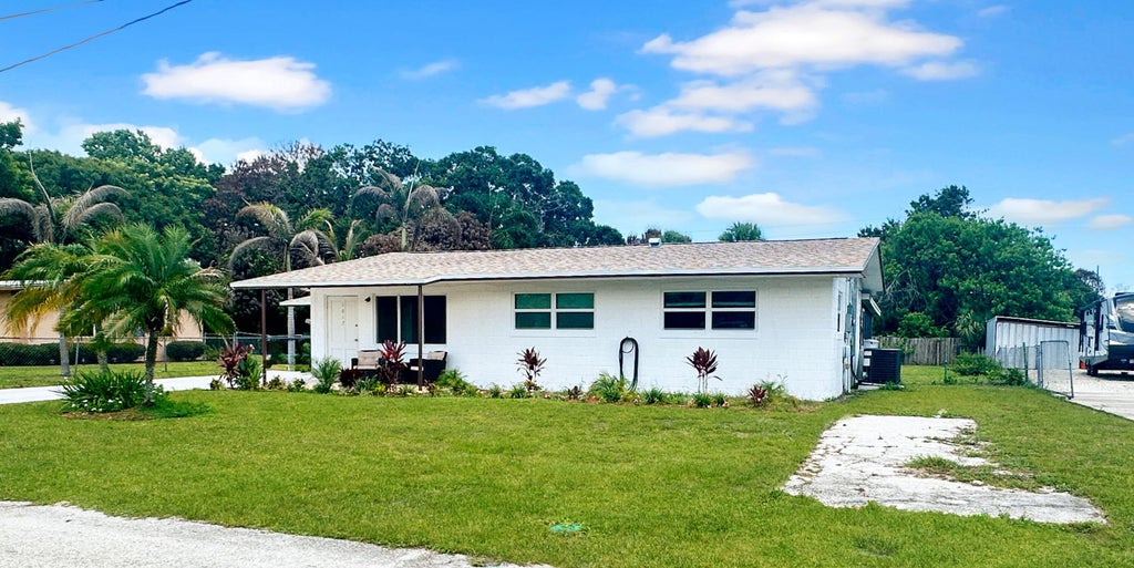 Photo of 1612 S 28th Street, Fort Pierce, FL 34947 (MLS # R11165075)