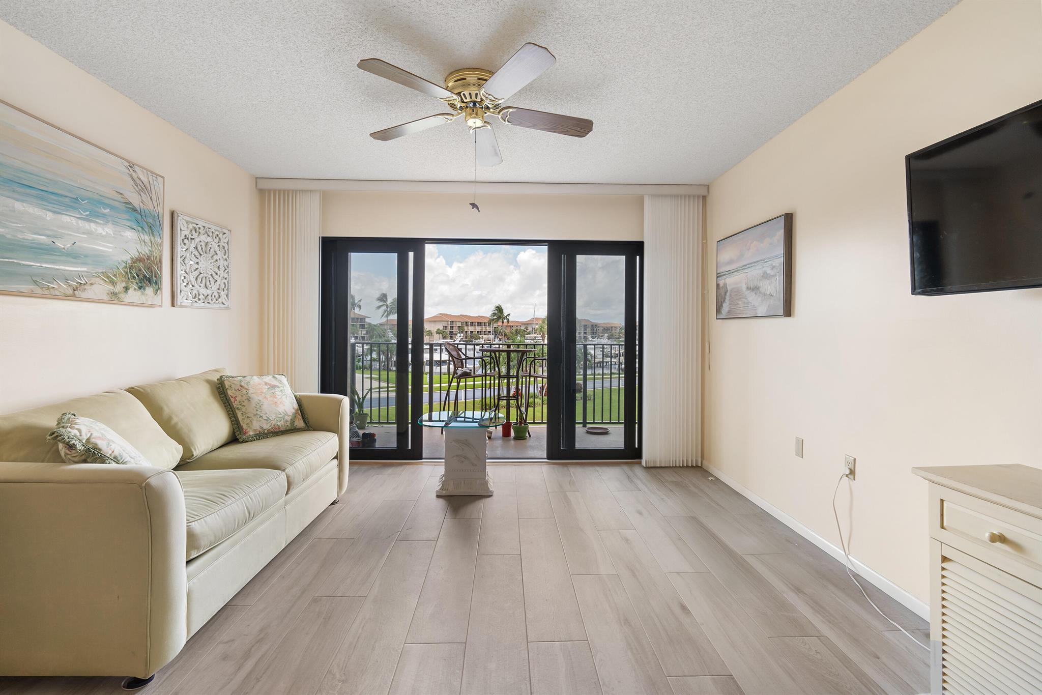 901 Seafarer Circle 306
