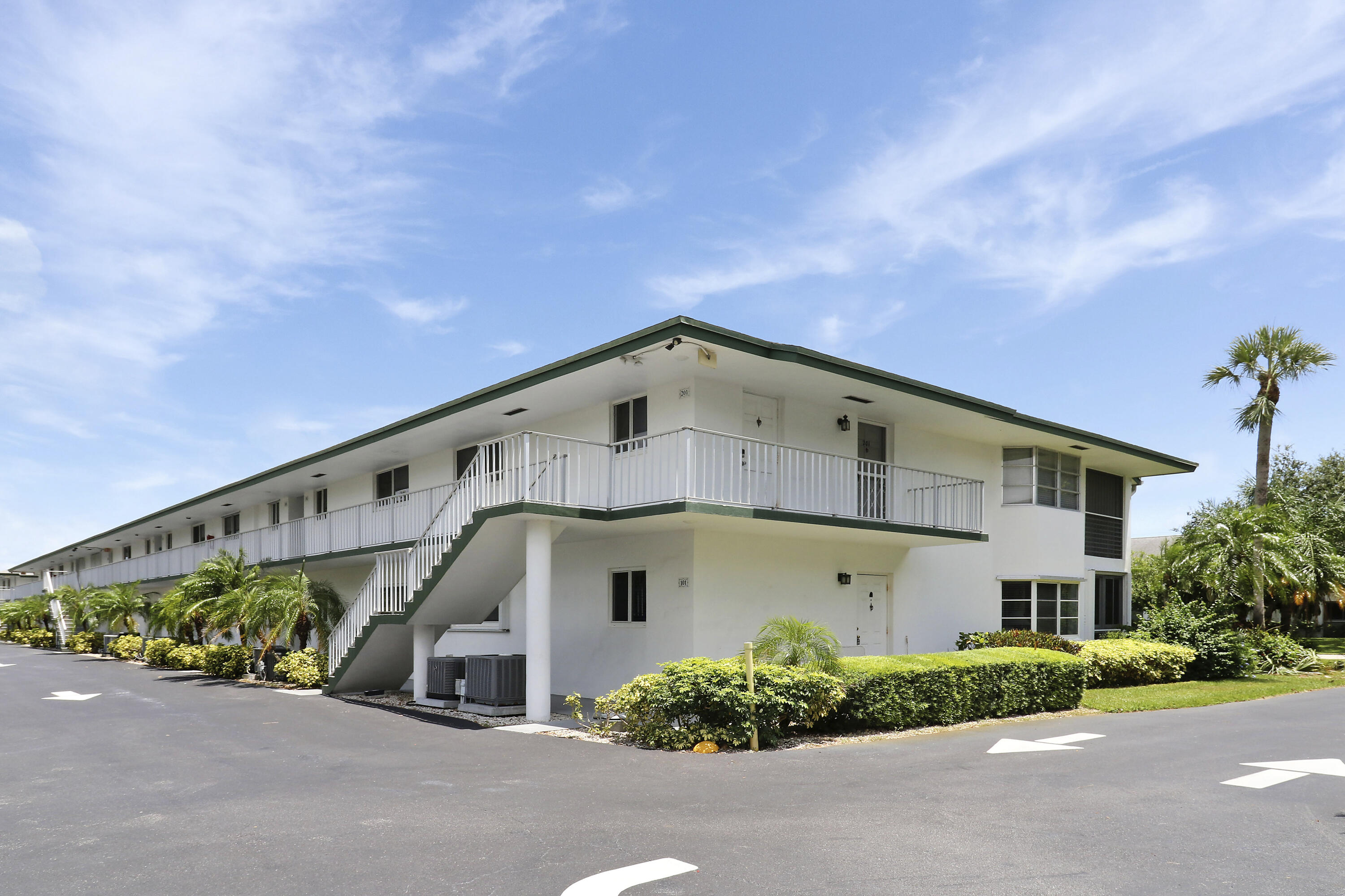 TEQUESTA GARDEN COND NO 6 S 526 FT OF PAR 2 TEQUES - Residential