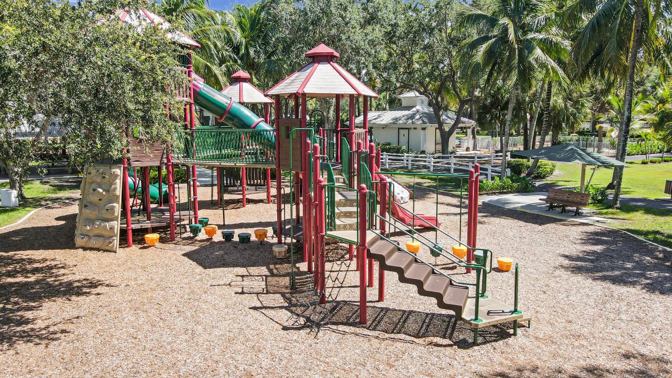 TEQUESTA GARDEN COND NO 6 S 526 FT OF PAR 2 TEQUES - Residential