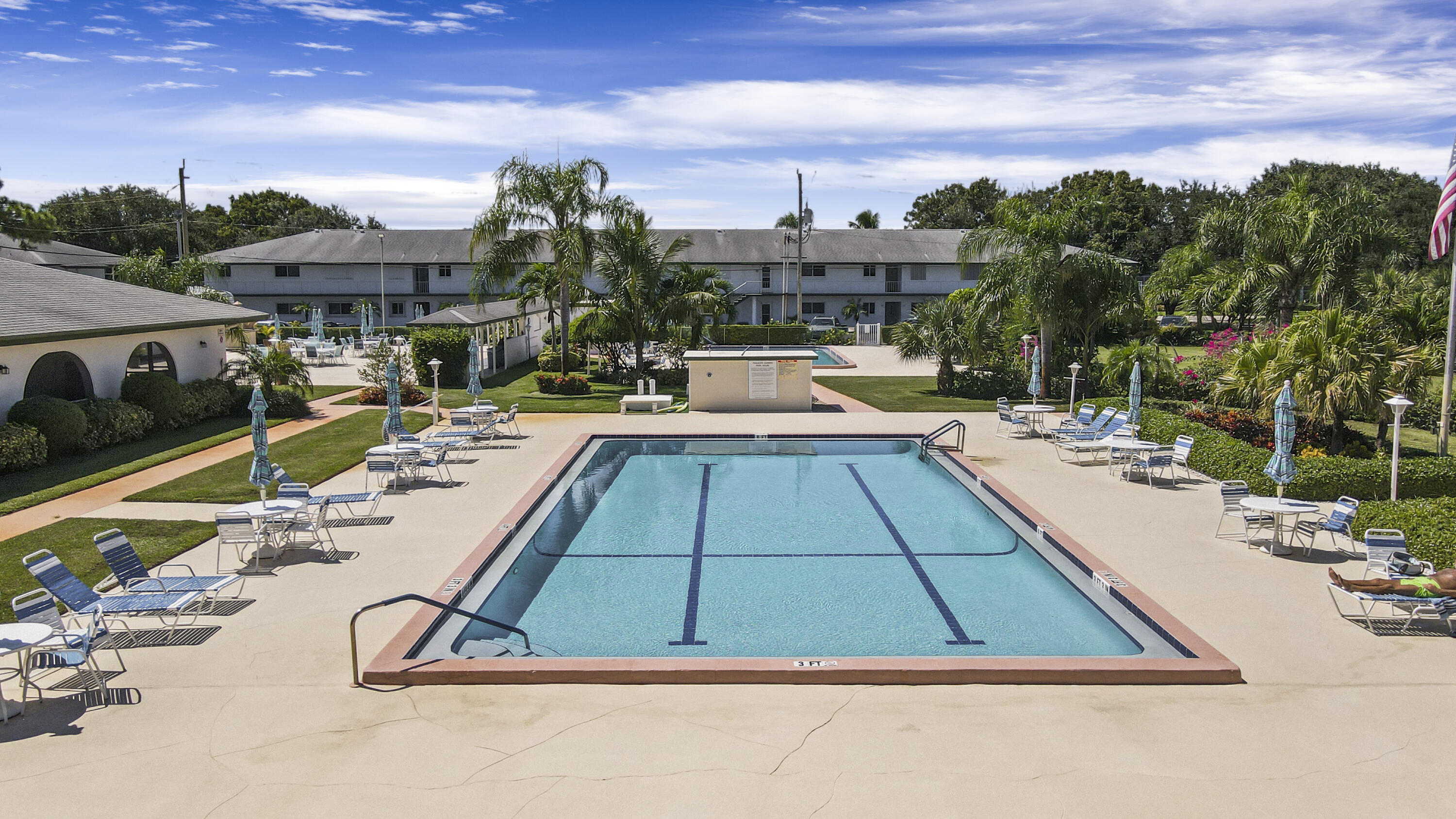 TEQUESTA GARDEN COND NO 6 S 526 FT OF PAR 2 TEQUES - Residential