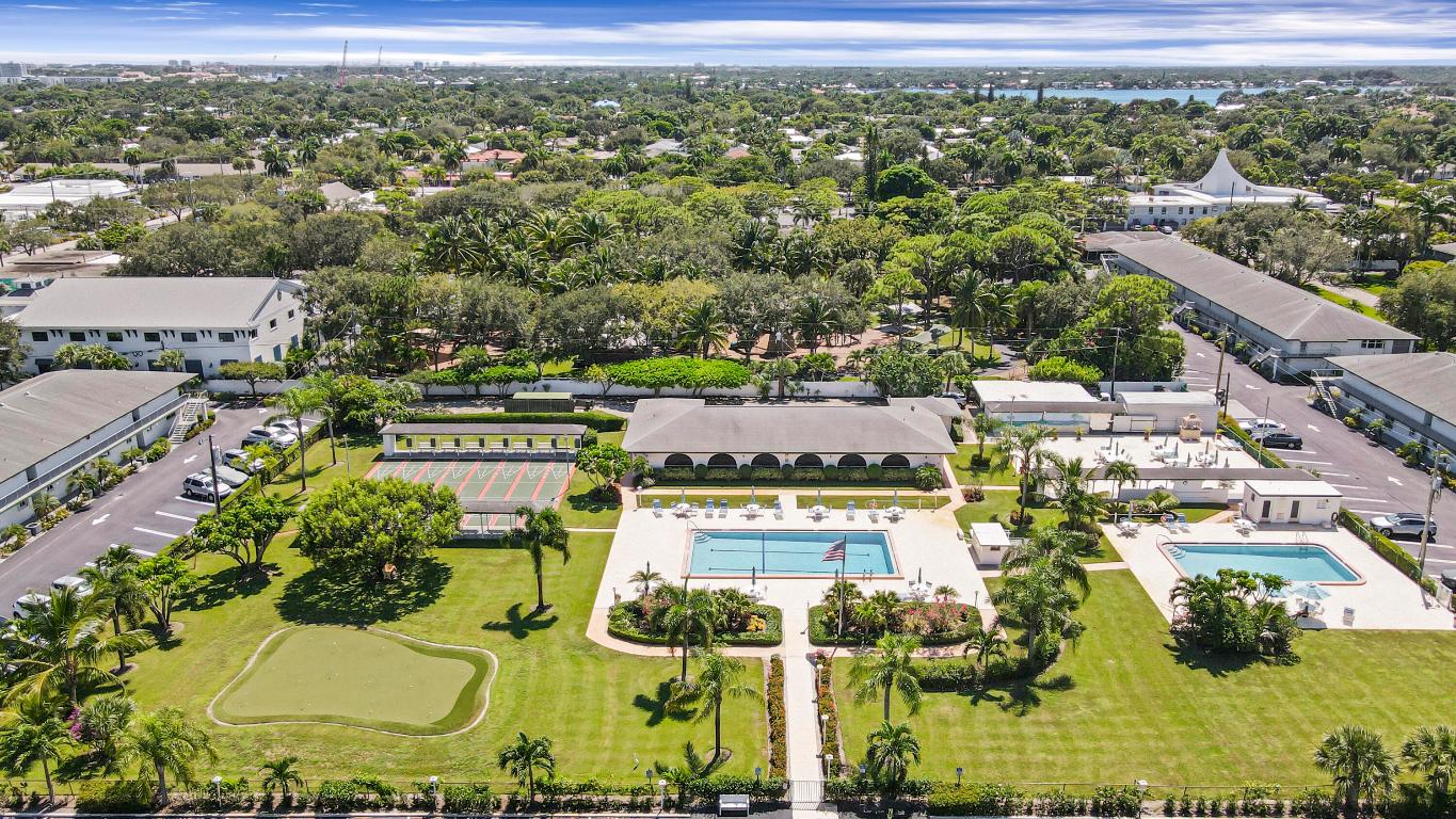 TEQUESTA GARDEN COND NO 6 S 526 FT OF PAR 2 TEQUES - Residential