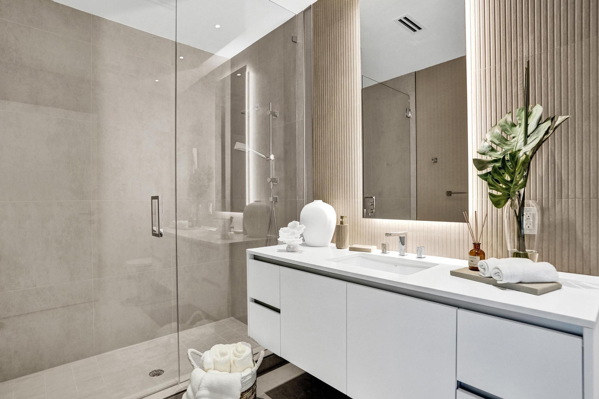 Entourage in the Sun - Residential