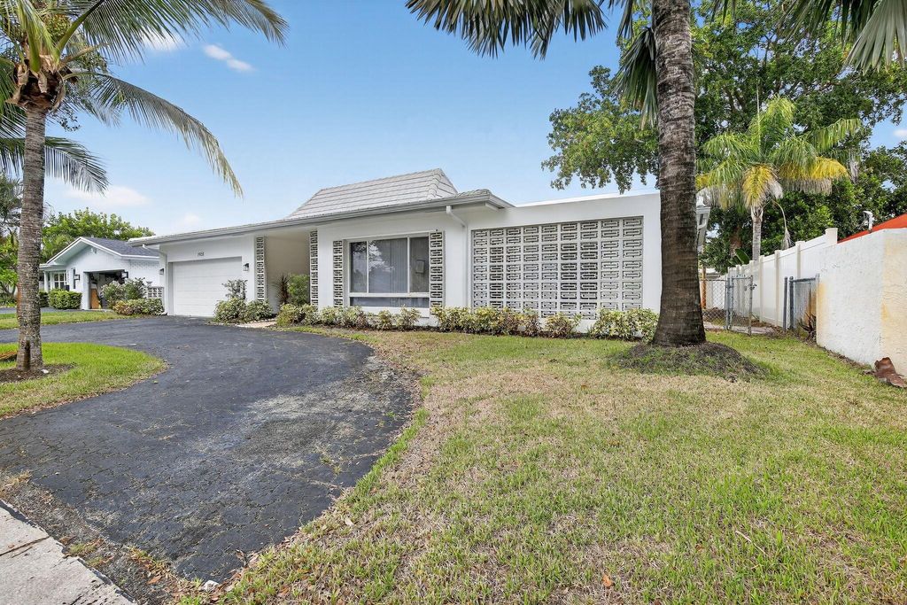 Photo of 1931 NE 62nd Street, Fort Lauderdale, FL 33308 (MLS # R11147849)